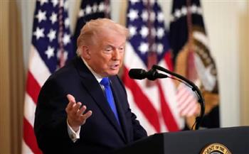 رسوم ترامب العالمية بنسبة 10% تدخل حيز التنفيذ وسط غموض بشأن زيادتها إلى 15%