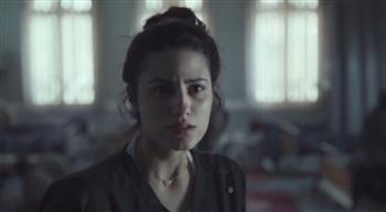 كيرا يغنم تستقبل زوجها بين مصابي غارة على مدرسة في "صحاب الأرض"