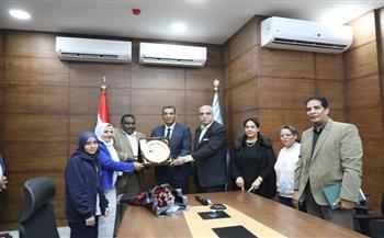 محافظ البحر الأحمر يستقبل طلاب مدرسة شدوان للتعليم الأساسي بمركز السيطرة بالديوان العام 