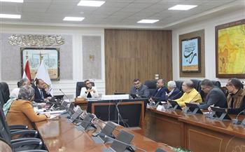 محافظ الوادي الجديد تبحث موقف ملفات الاستثمار الزراعي بمناطق الحظر المائي