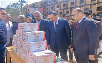 محافظ سوهاج يتفقد وصول 10 آلاف كرتونة مواد غذائية لتوزيعها على الأسر الأكثر احتياجًا 