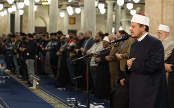 في الليلة السابعة من رمضان.. أروقة الجامع الأزهر تمتلئ بالمصلين في صلاتي العشاء والتراويح