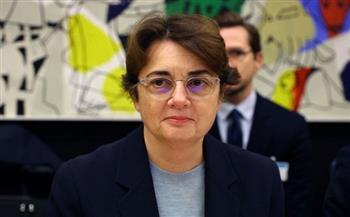 ماكرون يقبل استقالة مديرة اللوفر بعد أشهر من سرقة المتحف