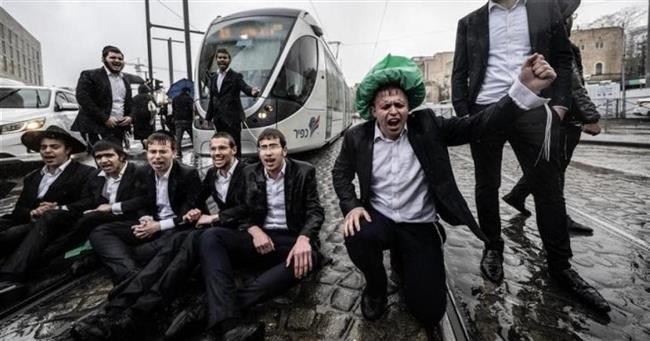 الحريديم يغلقون طريقًا رئيسيًا في القدس رفضًا للتجنيد