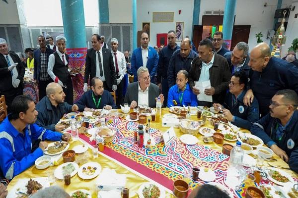 وزير البترول يشارك العاملين إفطار رمضان في حقول الشركة العامة للبترول برأس غارب