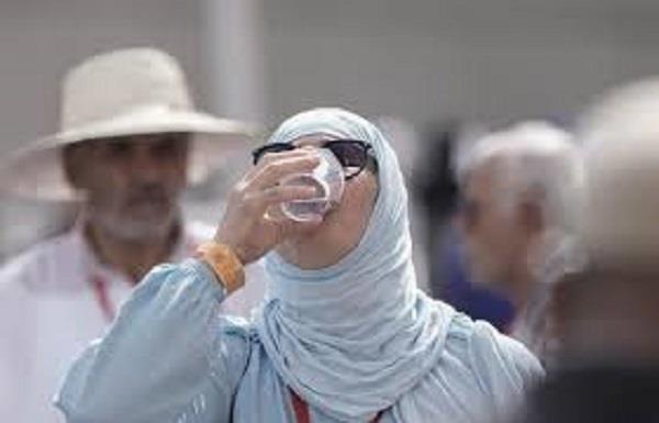 كيف تتجنب الشعور بالجفاف أثناء أداء مناسك العمرة؟.. «الصحة» تُجيب
