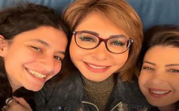 منال سلامة تشارك الجمهور فيديو لإفطار عائلي