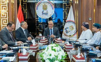 وزير الإنتاج الحربي يبحث مع وفد عماني وممثلي "بابيريوس ايجيبت" سبل التعاون المشترك 
