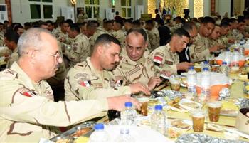 القائد العام يتناول الإفطار مع مقاتلي الجيش الثاني