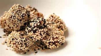 في رمضان ..تعرف على فوائد التمر بالسمسم