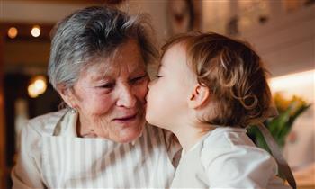 7 سلوكيات يفعلها الأجداد الناجحين عاطفيًا لجذب أحفادهم