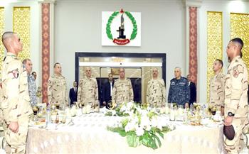 وزير الدفاع يشارك عددًا من مقاتلي القوات المسلحة بقيادة الجيش الثاني الميداني تناول وجبة الإفطار