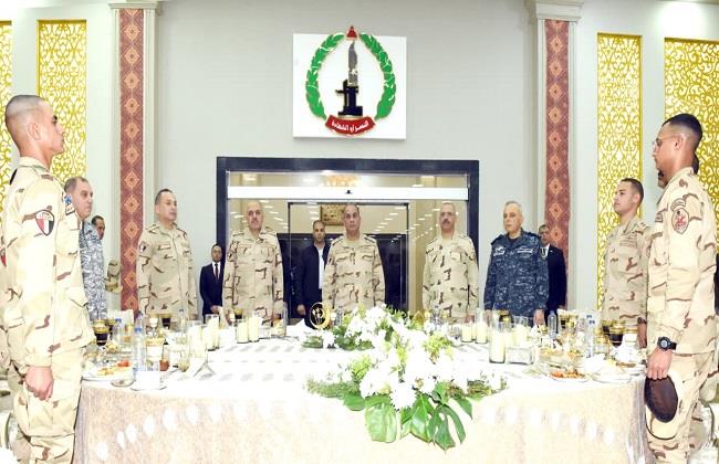 وزير الدفاع يشارك عددًا من مقاتلي القوات المسلحة بقيادة الجيش الثاني الميداني تناول وجبة الإفطار