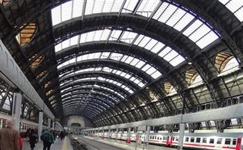 ثعبان سام يرعب الركاب داخل محطة قطار في أستراليا