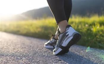 حذاء ذكي يمنع كبار السن من السقوط