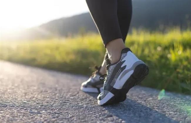 حذاء ذكي يمنع كبار السن من السقوط