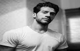 أحمد مجدي ينعى والد مي عمر 