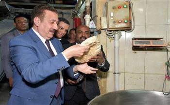محافظ بورسعيد يتابع سير العمل بالمخبز داخل الجمعية ويشدد على الالتزام بالأوزان المقررة