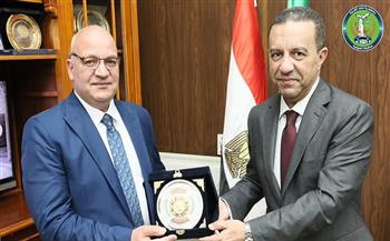 محافظ المنوفية يكرم مدير مديرية الزراعة السابق ويهديه درع المحافظة