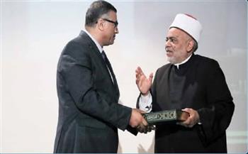 تقديرًا لمكانة جده الراحل الإمام "الببلاوي".. شيخ الأزهر يهدي محافظ قنا مصحفًا بماء الذهب 
