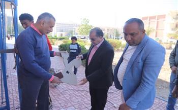 رئيس جامعة قنا يتفقد أعمال تطوير الهوية البصرية بالحرم الجامعي