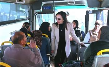 محافظ البحيرة تفاجئ الركاب وتهنئهم بحلول شهر رمضان المعظم وتستمع لمطالبهم وتستجيب لها فورًا