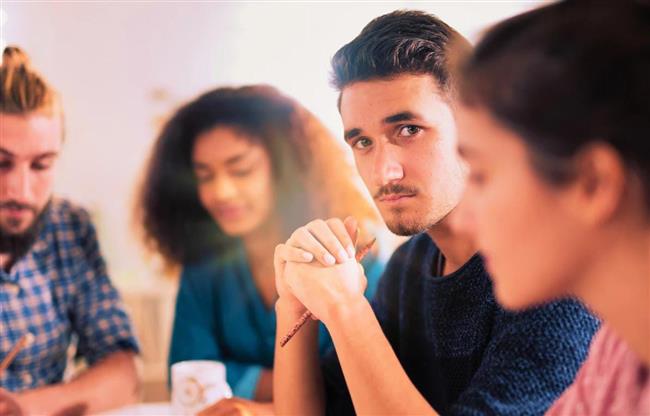 هل ينتابك الملل في التجمعات الرمضانية؟.. اعرفي السبب  