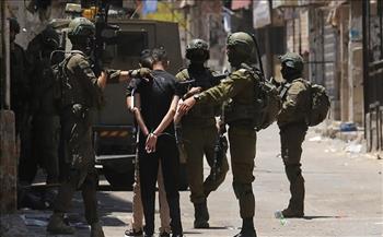 قوات الاحتلال تعتقل 16 فلسطينيا من الضفة.. وعشرات المستوطنين يقتحمون باحات الأقصى