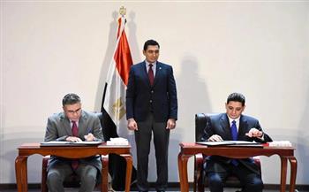 وزير الشباب يشهد مراسم توقيع بروتوكول تعاون لرعاية القوافل التعليمية المجانية 