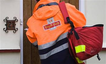 ساعي بريد يحصل على تعويض بسبب دوام الخامسة صباحًا