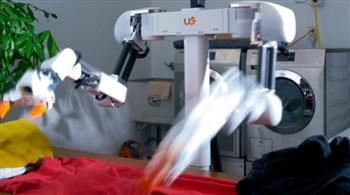 روبوت منزلي يمكنه طي الملابس بمهارة فائقة