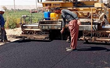 بطول 3.5 كيلو متر.. رصف طريق نزلة علي بالمدينة الصناعية في جهينة بسوهاج 