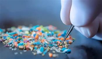 ابتكار جديد يحول نفايات البلاستيك إلى خل نقي دون انبعاثات كربونية