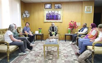 محافظ الوادي الجديد تلتقي وفد سويسري ضمن مبادرة" تعالوا نعرف مصر"