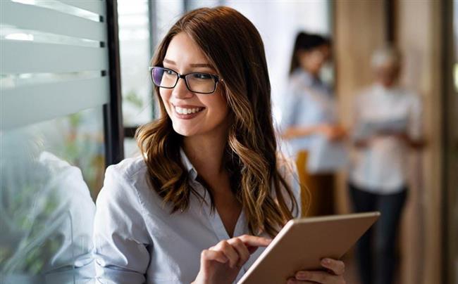 وفقاً لعلم النفس.. تعرفي على استراتيجية جذب الآخرين