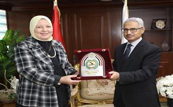 محافظ بني سويف يُكرم " أمل الهواري"وكيل وزارة التعليم  ويُهديها درع المحافظة في ختام مسيرتها التنفيذية