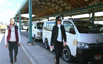 خلال جولة مفاجئة.. محافظ البحيرة تتفقد موقف سيارات الأجرة بكوم حمادة وتلتقي بعدد من المواطنين