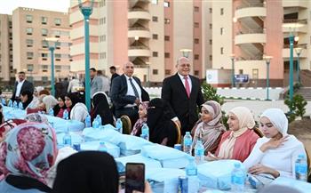 النعماني يتوسط مائدة الإفطار الجماعي مع منسوبي جامعة سوهاج الأهلية 