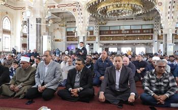 محافظ البحر الأحمر يؤدي صلاة الجمعة بمسجد الميناء ويؤكد استمرار نهج التواصل المباشر مع المواطنين