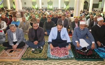 محافظ سوهاج يلتقى المواطنين عقب صلاة الجمعة بمسجد الشرطة للاستماع لمطالبهم