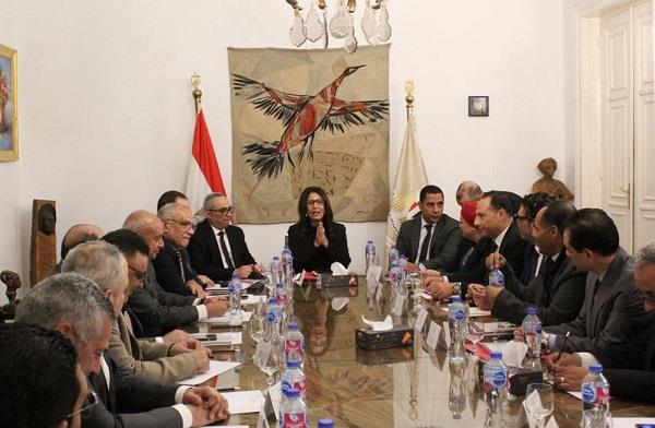 وزيرة الثقافة تعقد اجتماعًا موسعًا مع قيادات الوزارة ورؤساء القطاعات لوضع ملامح الفترة المقبلة