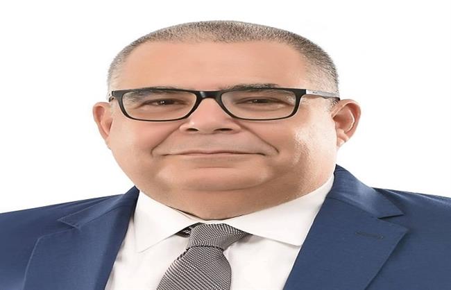 رئيس جامعة القاهرة يهنئ د. محمد البربري بحصوله على الزمالة الفخرية من الكلية الملكية للجراحين