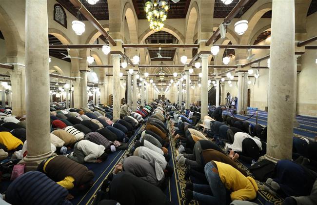 في الليلة العاشرة من رمضان.. آلاف المصلين يتوافدون إلى الجامع الأزهر لأداء صلاتي العشاء والتراويح