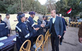 محافظ أسيوط يشارك عمال النظافة الإفطار ويؤكد: دوركم أساسي في انتظام الخدمات
