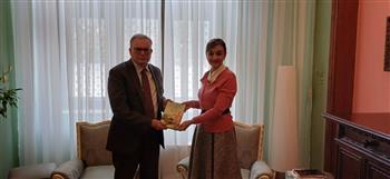 سفيرة رومانيا بالقاهرة تبحث التعاون مع مدير دار النشر بالجامعة الأمريكية