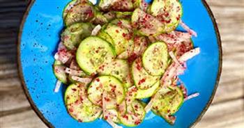 تعرفي على سر تحضير سلطة الخيار بالبصل الأحمر وصوص المسطردة بالعسل