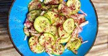 تعرفي على سر تحضير سلطة الخيار بالبصل الأحمر وصوص المسطردة بالعسل