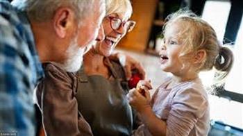 بين الأجداد والآباء.. مزايا لتربية الطفل في بيت العائلة