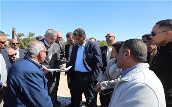 محافظ البحر الأحمر يتفقد موقع محطة تحلية سفاجا ويوجه بمراعاة التوسعات 
