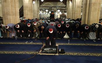 في أول ليالي المغفرة.. ٱلاف المصلين يناجون الله طمعا في رضوانه ومغفرته